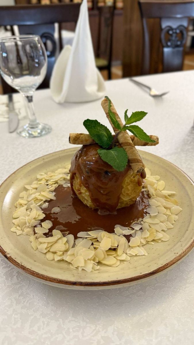 Mărul de Aur Din Livada Casa Elena cu Sos de Caramel și Umplutură de Nuci și Migdale